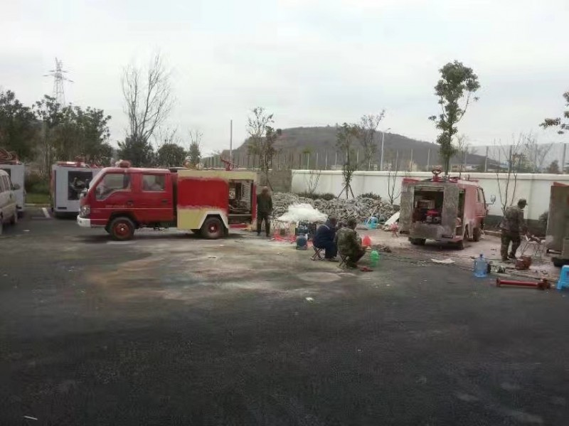 我公司給云南昭通鄉(xiāng)鎮(zhèn)消防隊(duì)維修翻新消防車(chē)輛。。